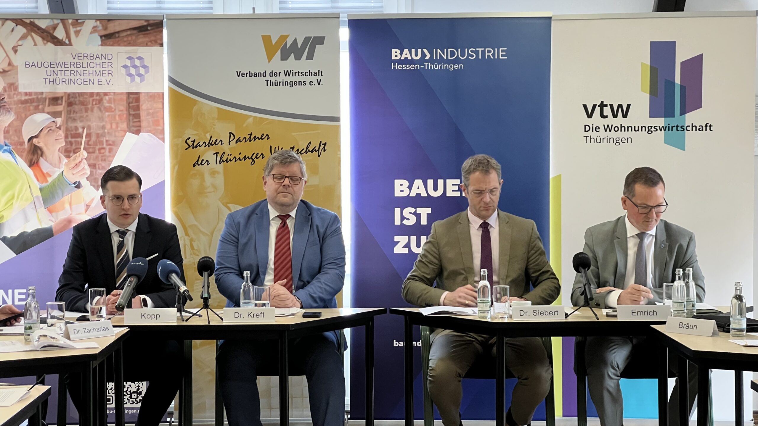 Nahaufnahme der Geschäftsführer der teilnehmenden Verbände zur Pressekonferenz